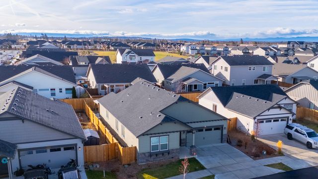 2346 NW Teak Place, Redmond, OR 97756