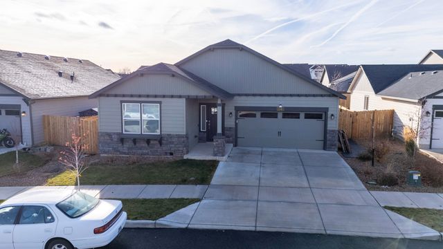 2346 NW Teak Place, Redmond, OR 97756