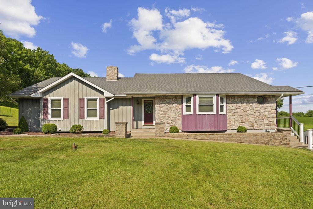4661 HILLSIDE RD, Coplay, PA 18037