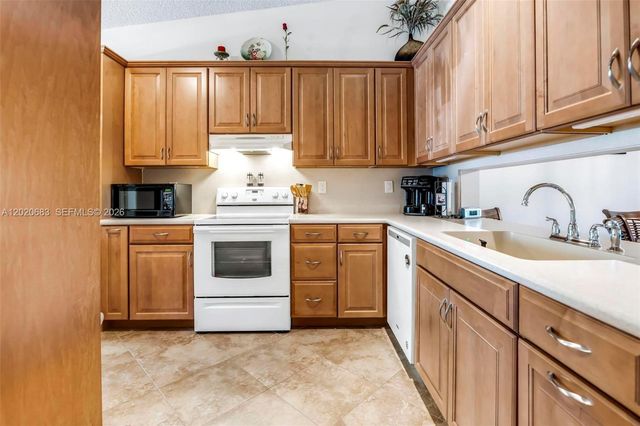 828 NW 79th Ter, Plantation, FL 33324