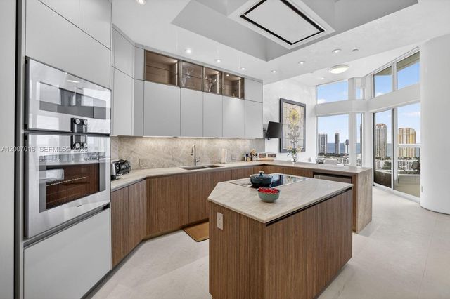 2600 Island Boulevard PH1, Aventura, FL 33160