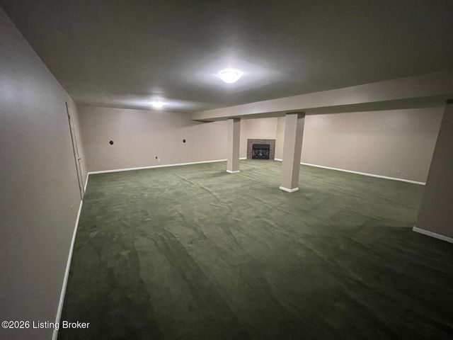 5902 Briscoe Ln, Louisville, KY 40228