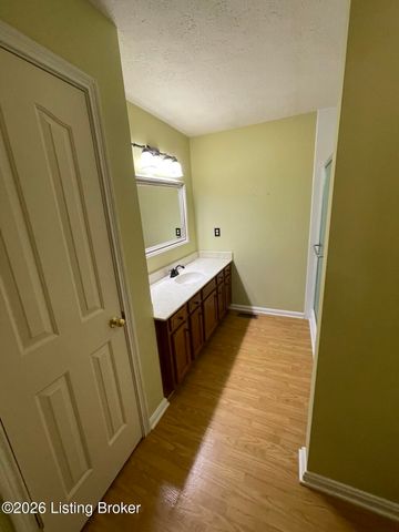 5902 Briscoe Ln, Louisville, KY 40228
