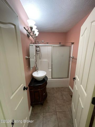 5902 Briscoe Ln, Louisville, KY 40228