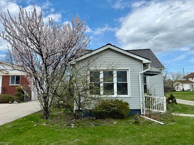 22203 Masonic Boulevard, Saint Clair Shores, MI 48082