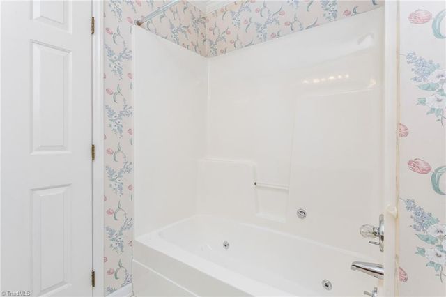 127 Edgedale Court, Kernersville, NC 27284