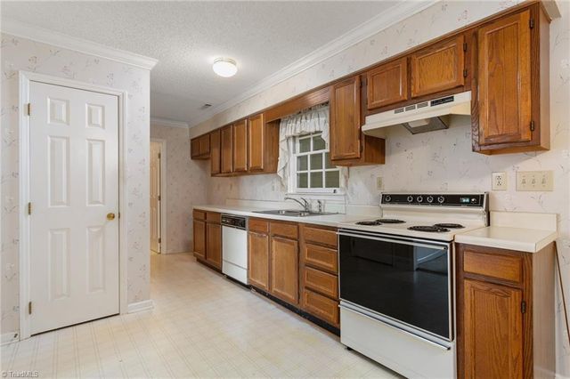 127 Edgedale Court, Kernersville, NC 27284