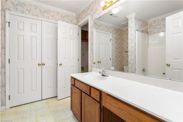 127 Edgedale Court, Kernersville, NC 27284
