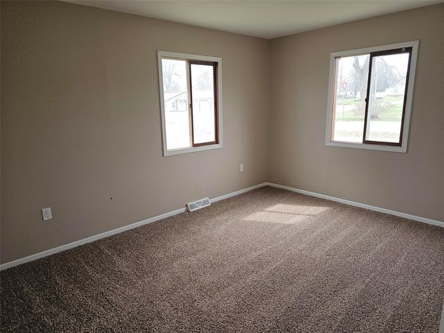 501 11th Street E, Vinton, IA 52349