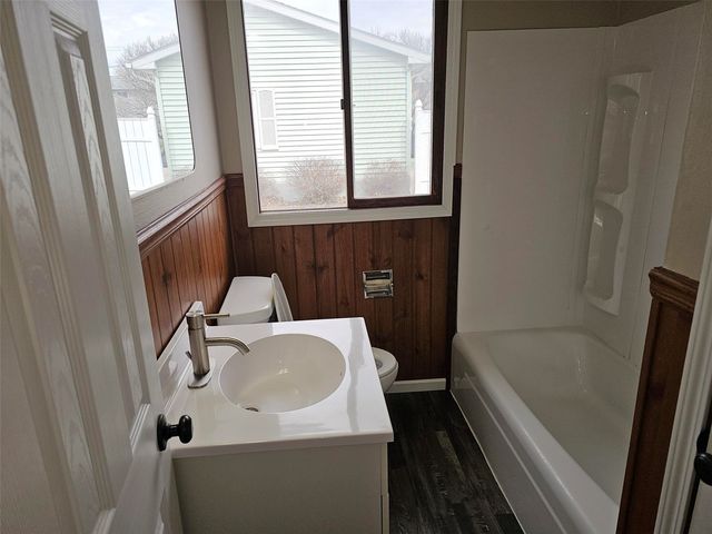 501 11th Street E, Vinton, IA 52349