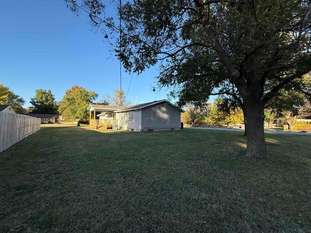 1121 Harris Rd, Winfield, KS 67156