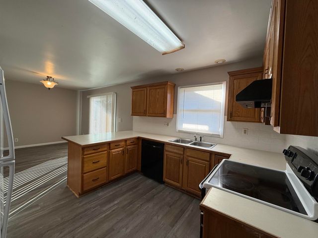 1121 Harris Rd, Winfield, KS 67156