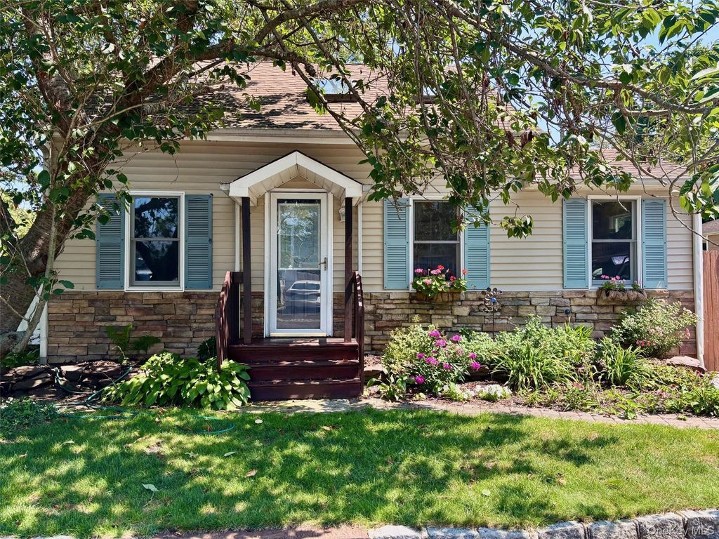 1529 Carl Avenue, Holbrook, NY 11741