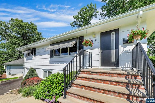 37 Hilltop Terrace, Bloomingdale, NJ 07403