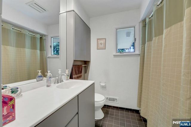 37 Hilltop Terrace, Bloomingdale, NJ 07403