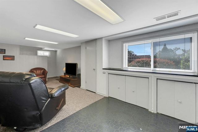 37 Hilltop Terrace, Bloomingdale, NJ 07403