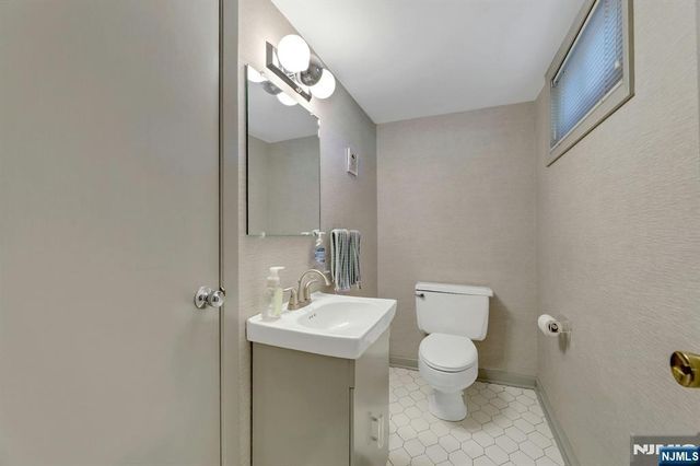37 Hilltop Terrace, Bloomingdale, NJ 07403