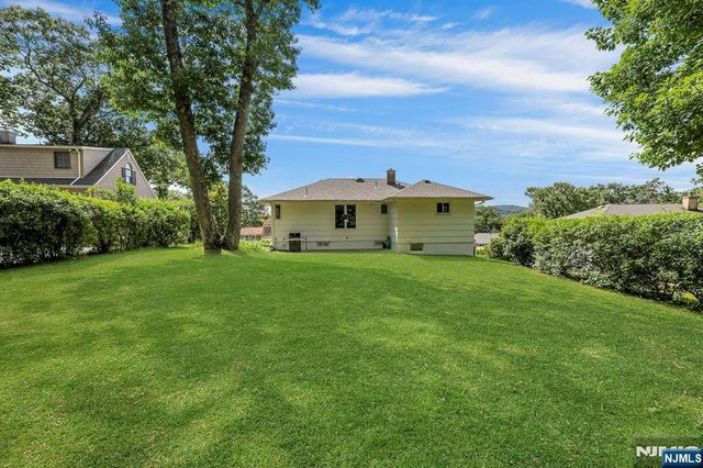 37 Hilltop Terrace, Bloomingdale, NJ 07403