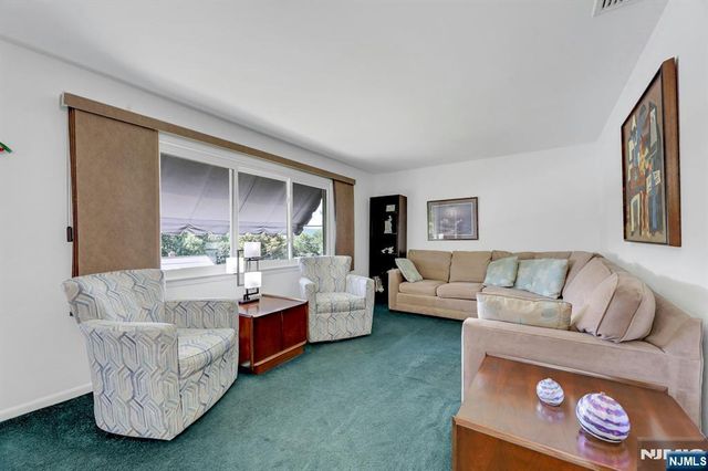 37 Hilltop Terrace, Bloomingdale, NJ 07403