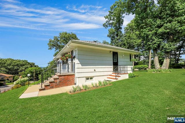 37 Hilltop Terrace, Bloomingdale, NJ 07403