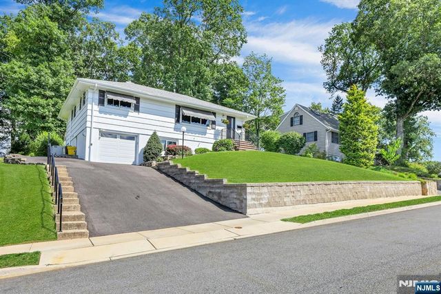 37 Hilltop Terrace, Bloomingdale, NJ 07403