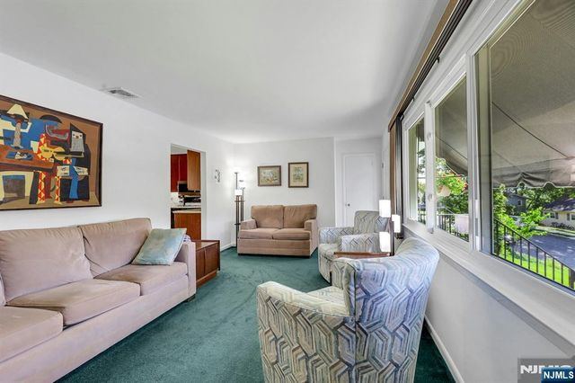37 Hilltop Terrace, Bloomingdale, NJ 07403