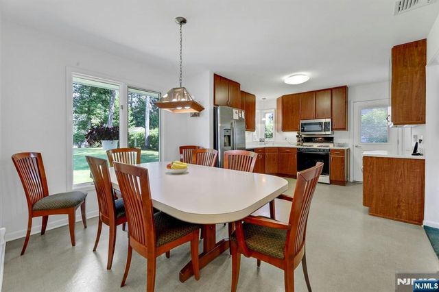 37 Hilltop Terrace, Bloomingdale, NJ 07403