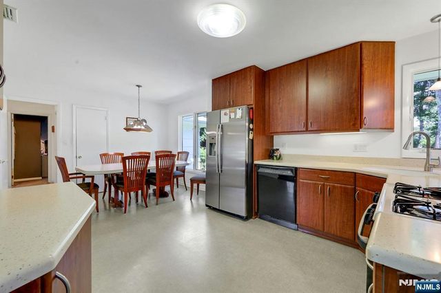 37 Hilltop Terrace, Bloomingdale, NJ 07403