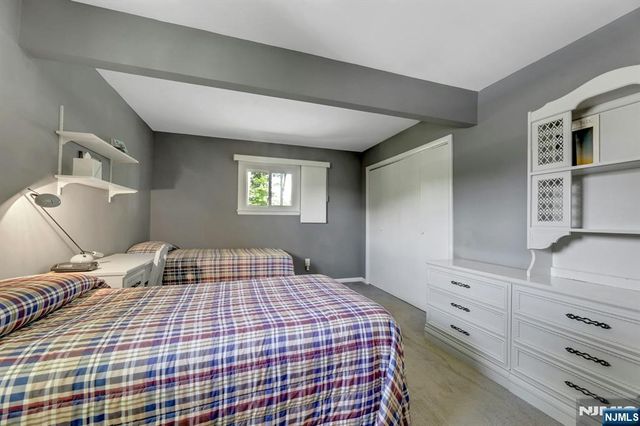 37 Hilltop Terrace, Bloomingdale, NJ 07403