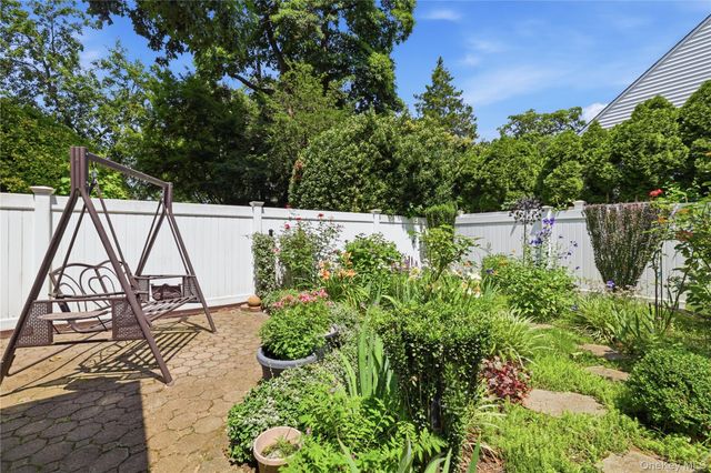 1 Beech Court, Malverne, NY 11565