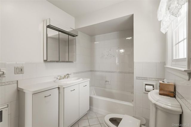 1 Beech Court, Malverne, NY 11565