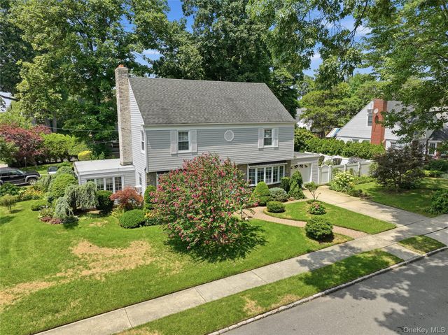 1 Beech Court, Malverne, NY 11565