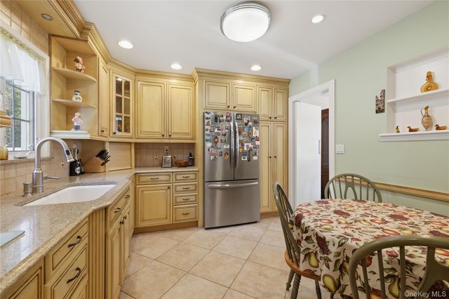 1 Beech Court, Malverne, NY 11565