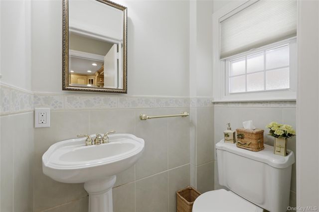 1 Beech Court, Malverne, NY 11565