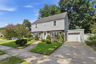 1 Beech Court, Malverne, NY 11565