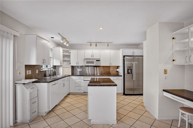 103 Village Dr, Cranberry Twp, PA 16066