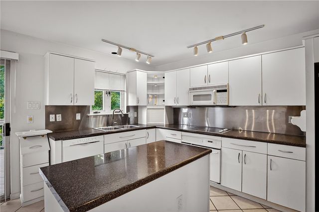 103 Village Dr, Cranberry Twp, PA 16066