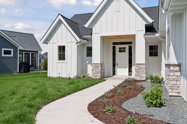 11301 Latrobe Lane N, Lake Elmo, MN 55042