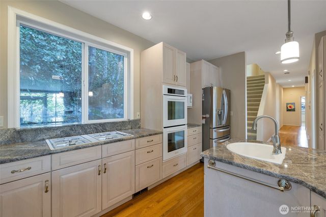 9701 SE 5th St, Bellevue, WA 98004