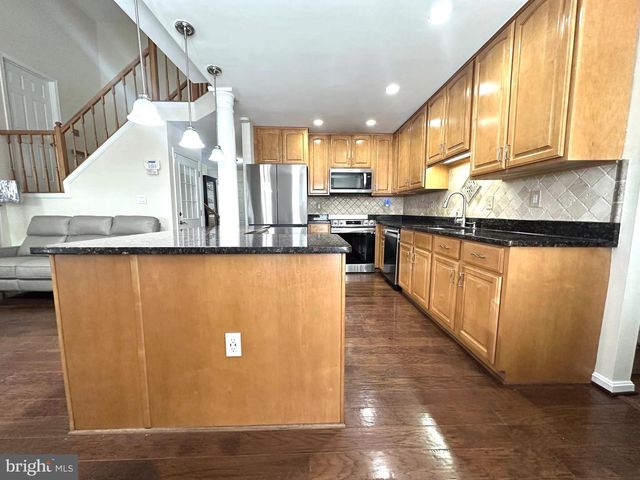 111 CONNEMARA DR, Sterling, VA 20164