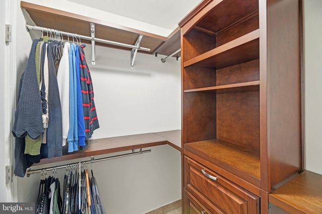 111 CONNEMARA DR, Sterling, VA 20164