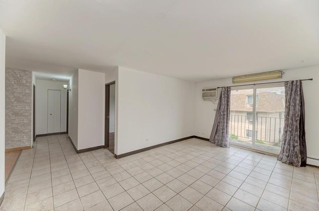 256 Shorewood Drive 2C, Glendale Heights, IL 60139
