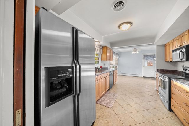 26182 Kiltartan Street, Farmington Hills, MI 48334
