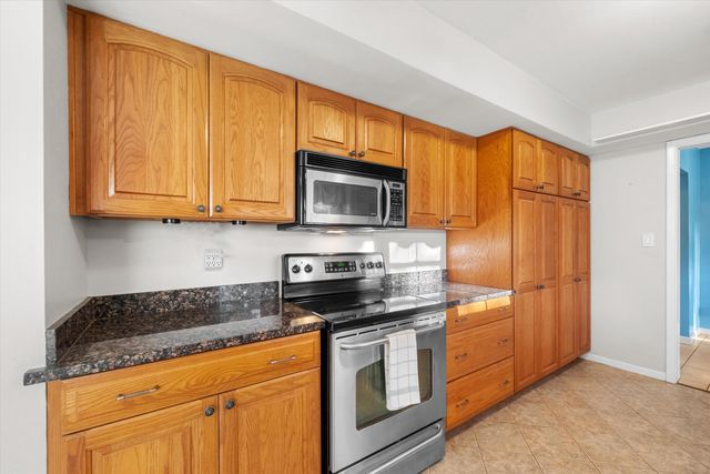 26182 Kiltartan Street, Farmington Hills, MI 48334