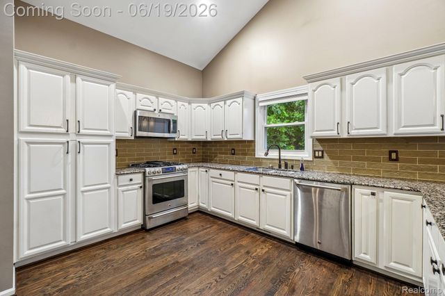 2093 Deer Run Trail, Waterford Charter Township, MI 48329