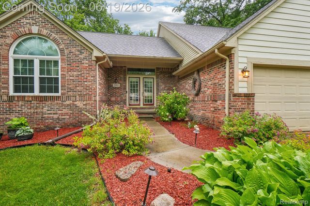 2093 Deer Run Trail, Waterford Charter Township, MI 48329