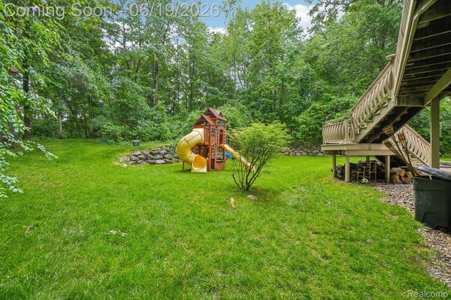 2093 Deer Run Trail, Waterford Charter Township, MI 48329