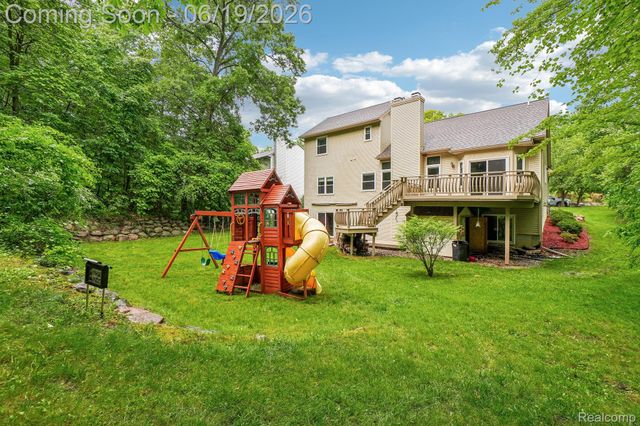 2093 Deer Run Trail, Waterford Charter Township, MI 48329