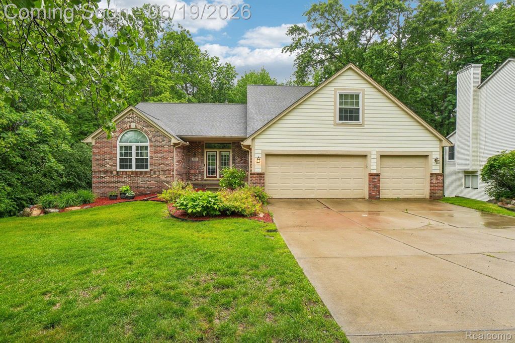 2093 Deer Run Trail, Waterford Charter Township, MI 48329