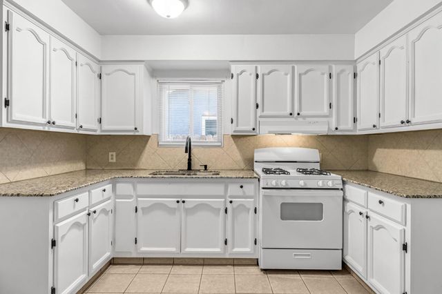 4033 E Brentwood Avenue, Fresno, CA 93703